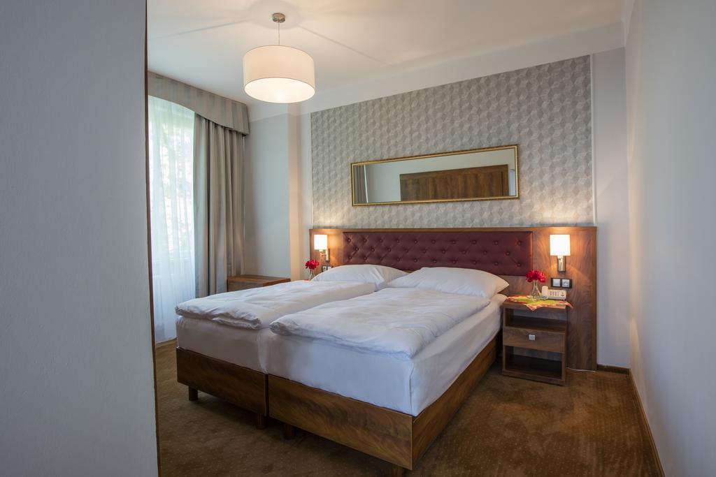 Hotel Bellevue Tlapak Podebrady Exterior photo